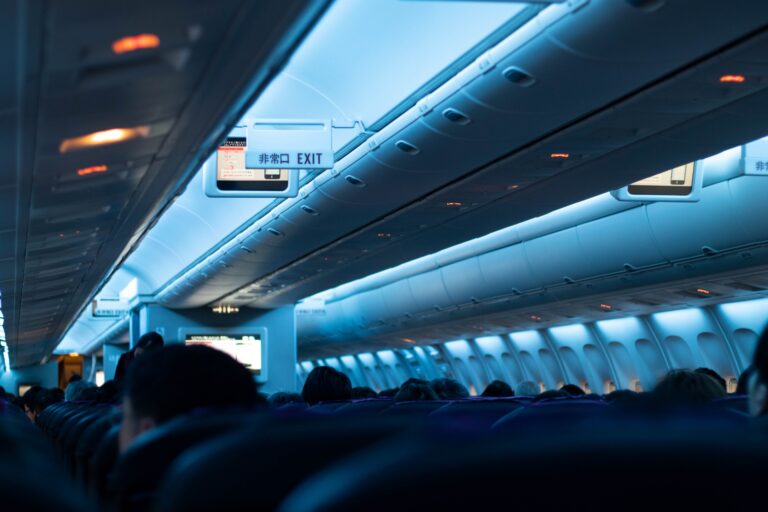 飛行機で快適に過ごすための持ち物15選【フライト対策】